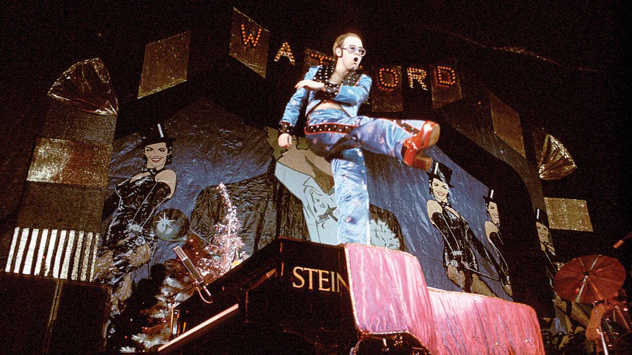 SHOWMAN - O artista no auge: Elton extravasava ao vivo a alegria que faltava na vida