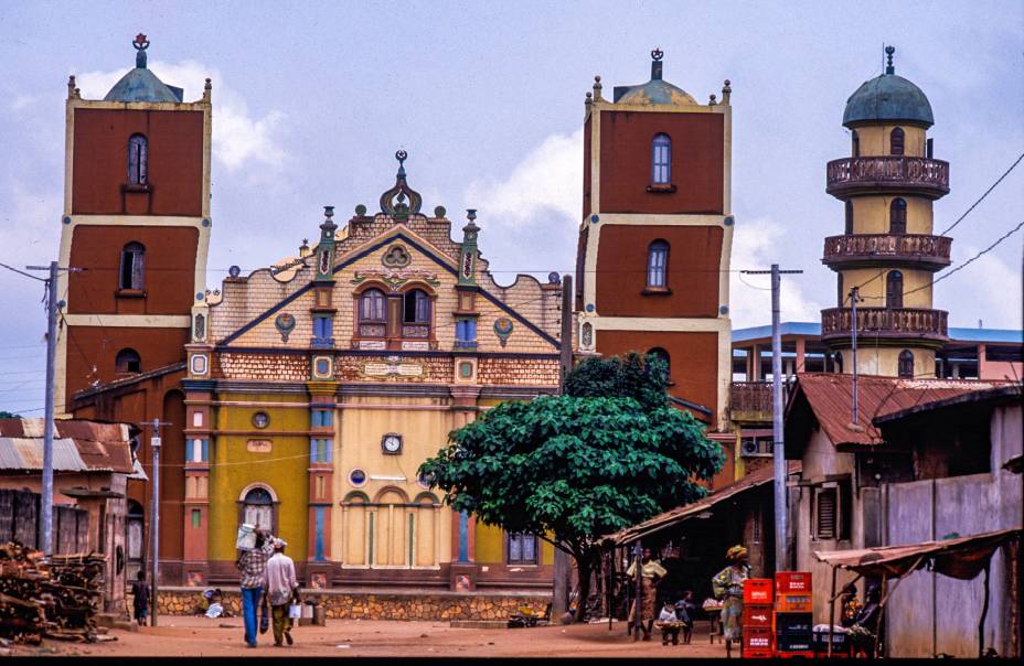 Grande Mesquita de Porto Novo, construída em arquitetura colonial pela família Paraíso --