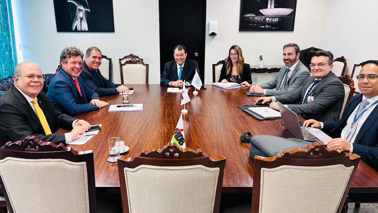Eduardo Braga (ao fundo) se reúne com grupo de trabalho da Cãmara sobre regulamentação da reforma tributária