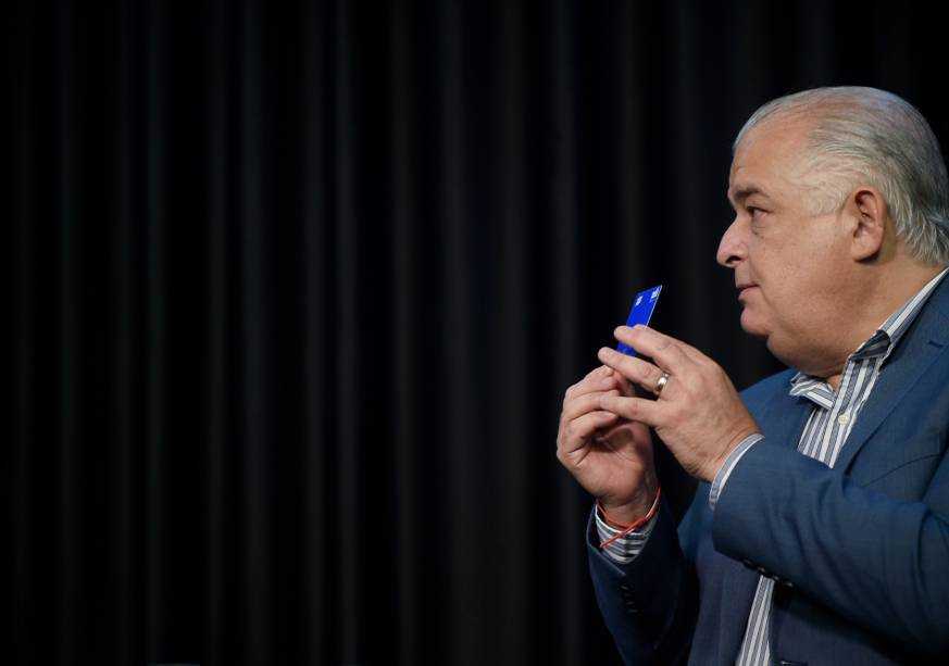 O ministro Márcio França mostrando o cartão do MEI