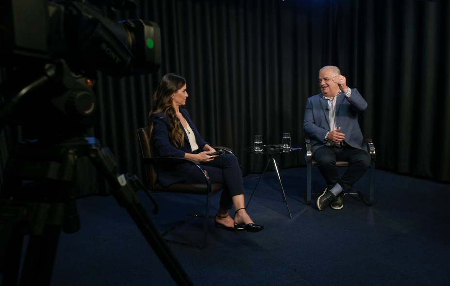 A jornalista e apresentadora Marcela Rahal, durante entrevista com Márcio França, ministro do Empreendedorismo, da Microempresa e da Empresa de Pequeno Porte