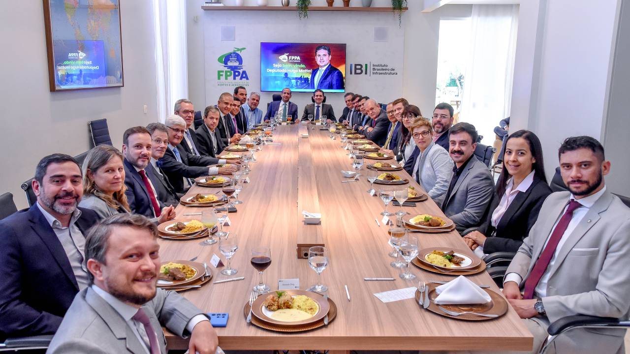 O deputado federal Hugo Motta (Republicanos-PB), candidato à Presidência da Câmara, participou de almoço oferecido nesta terça-feira pela Frente Parlamentar Mista de Portos e Aeroportos, presidida pelo deputado Paulo Alexandre Barbosa (PSDB-SP)