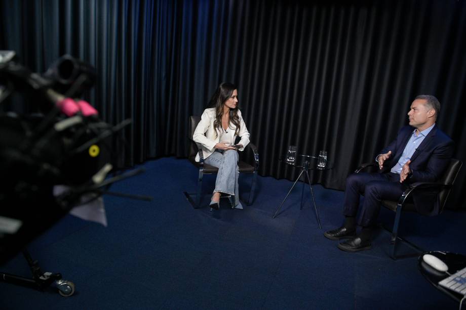 A jornalista e apresentadora Marcela Rahal durante entrevista com o ministro dos Transportes, Renan Filho
