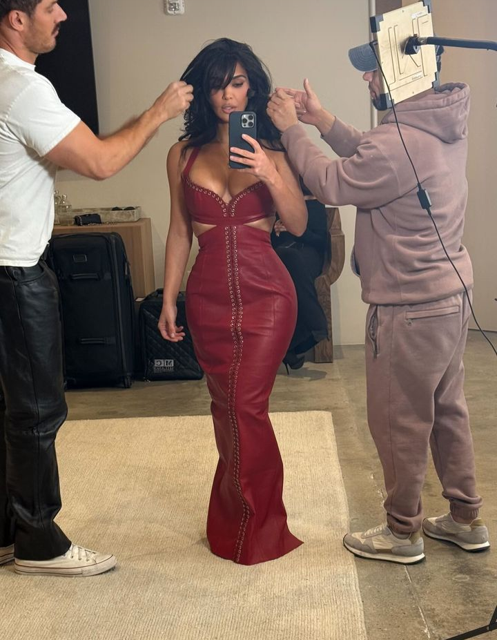 Screenshot_20241220-185223~2 Nem um pé quebrado fez Kim Kardashian descer do salto…