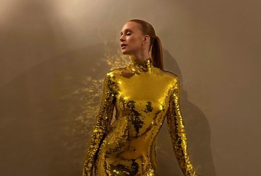 Marina Ruy Barbosa brilha de Bottega Veneta dourado