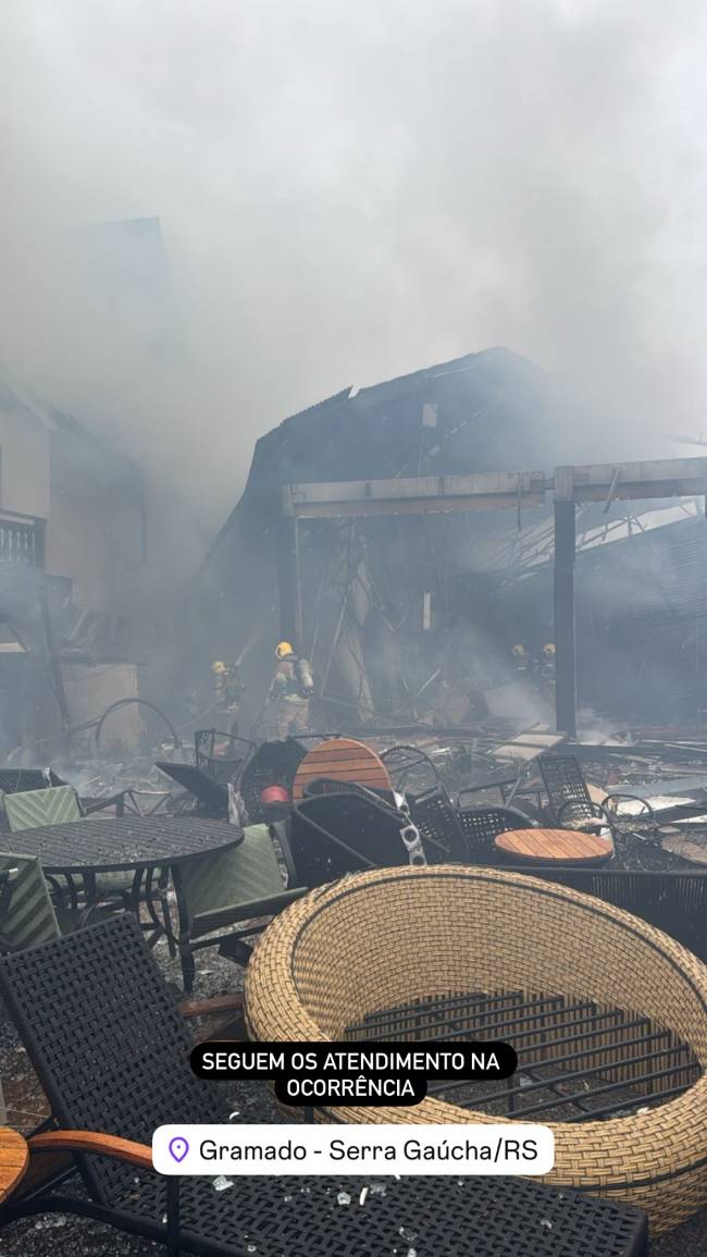 Bombeiros apagam chamas de imóveis atingidos por avião em avenida no centro de Gramado (RS), neste domingo Bombeiros apagam chamas de imóveis atingidos por avião em avenida no centro de Gramado (RS), neste domingo