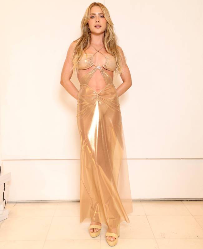 Jade Picon com peça da coleção moda praia desenvolvida em parceria como Amir Slama