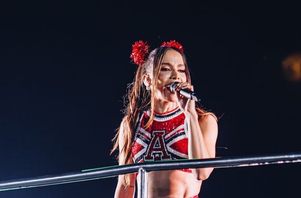 Anitta durante apresentação no Carnatal