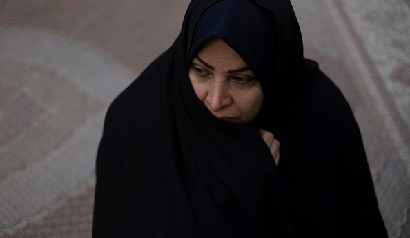 Mulher iraniana usando um hijab. 04/12/2024