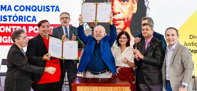 Lula, em 2023, durante sanção da lei que ampliou o número de pessoas elegíveis para a pensão