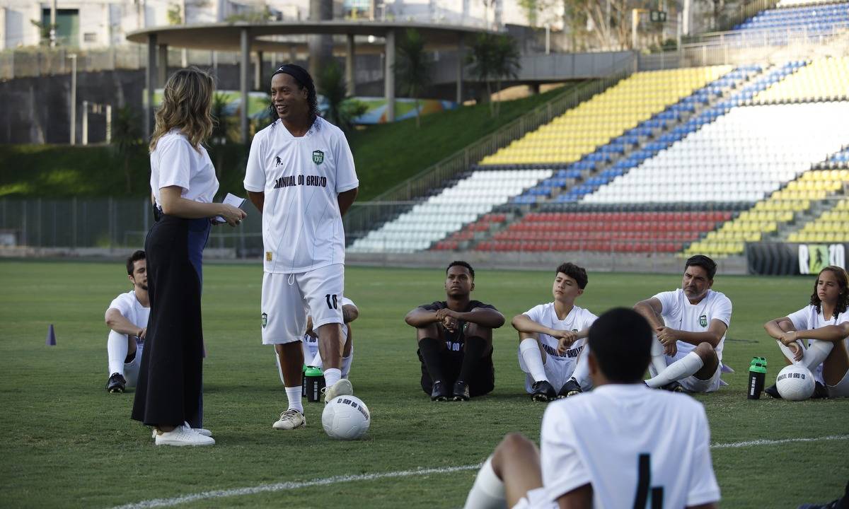 Ronaldinho Gaúcho e a jornalista Fernanda Gentil em gravação para o curso online do "Manual do Bruxo"