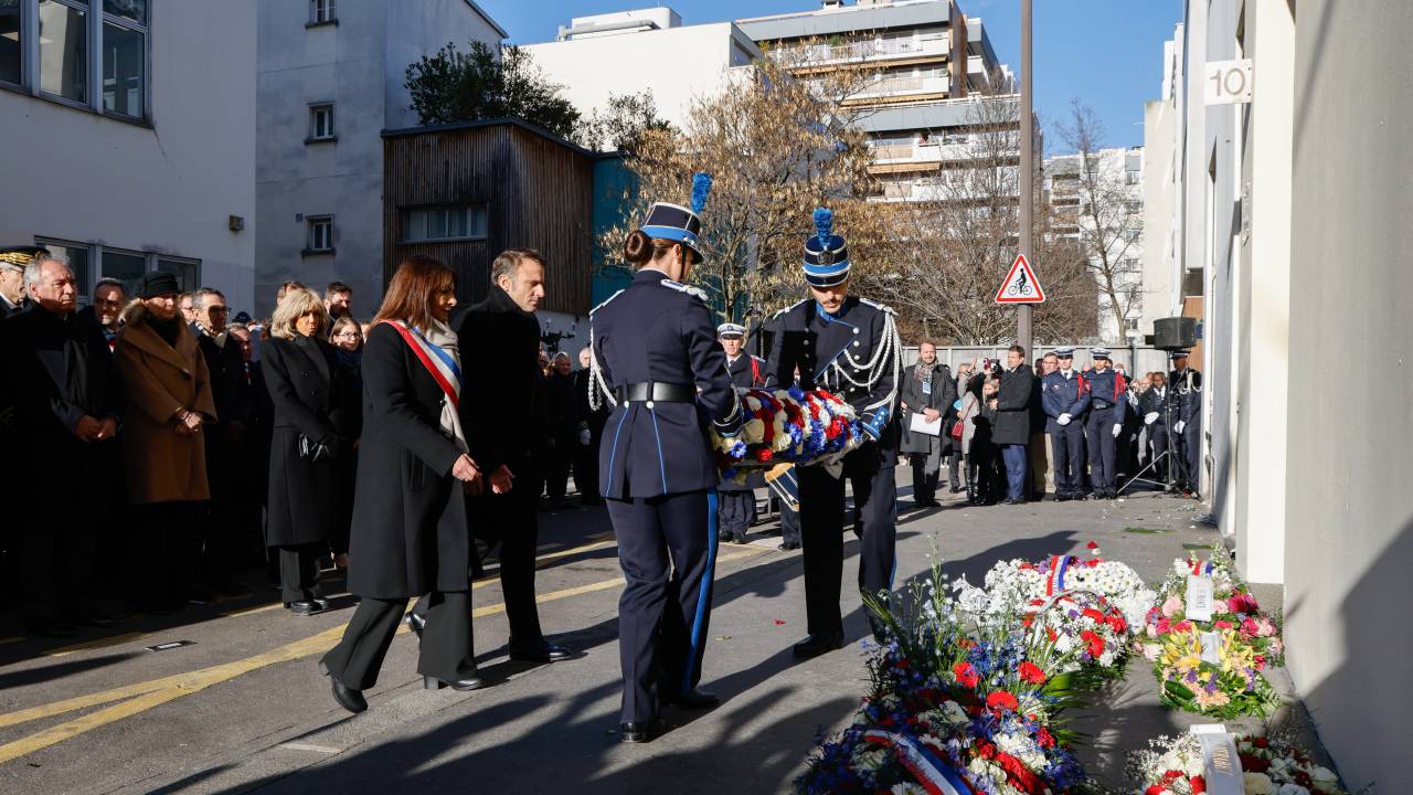 Presidente da França, Emmanuel Macron, e a prefeita de Paris, Anne Hidalgo, homenageiam vítimas do atentado à sede da revista Charlie Hebdo em 2015. 07/01/2025