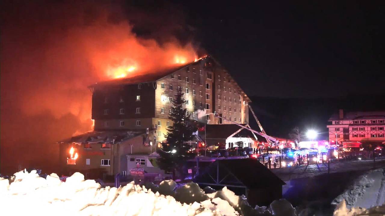 This handout photograph released by the Demiroren News Agency (DHA) on January 21, 2025, shows a fire on the fourth floor of the 11-storey hotel in Bolu's Kartalkaya ski resort. A fire erupted early on January 21, 2025, at a hotel in a popular Turkish ski resort in the central province of Bolu, killing 10 people and injuring 32, the interior minister said. (Photo by DHA (Demiroren News Agency) / AFP) / - Turkey OUT / RESTRICTED TO EDITORIAL USE - MANDATORY CREDIT "AFP PHOTO / DHA (Demiroren News Agency) " - NO MARKETING - NO ADVERTISING CAMPAIGNS - DISTRIBUTED AS A SERVICE TO CLIENTS