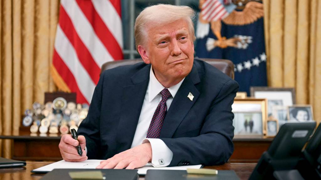 Trump suspende financiamento de emissoras públicas, sinal de alerta para imprensa livre