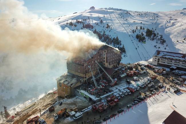 TURKEY-FIRE-TOURSIM This handout photograph released by the Demiroren News Agency (DHA) on January 21, 2025, shows an aerial picture of a fire on the fourth floor of the 11-storey hotel in Bolu's Kartalkaya ski resort. A fire erupted early on January 21, 2025, at a hotel in a popular Turkish ski resort in the central province of Bolu, killing 10 people and injuring 32, the interior minister said. (Photo by DHA (Demiroren News Agency) / AFP) / - Turkey OUT / RESTRICTED TO EDITORIAL USE - MANDATORY CREDIT