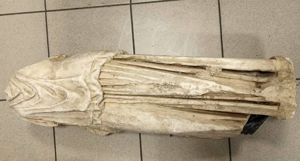 Estátua de 2 mil anos é encontrada em saco de lixo na Grécia