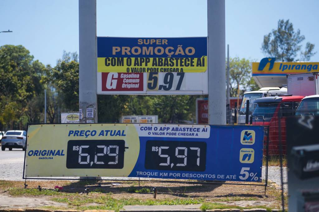 055_AGIF676863.jpg MAIS CAROS - Combustíveis: aumento previsto para o mês de fevereiro deve provocar efeito cascata na economia