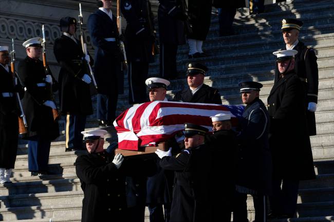 Body Of Former President Jimmy Carter Departs Capitol Building After Lying In State Caixão do ex-presidente dos EUA Jimmy Carter sendo carregado pelas escadas do Capitólio, em Washington. 09/01/2025
