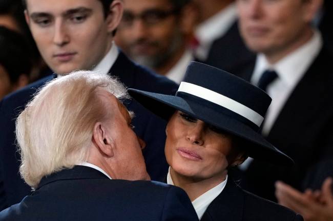 The Inauguration Of Donald J. Trump As The 47th President WASHINGTON, DC - JANUARY 20: U.S. President Donald Trump and Melania Trump kiss during his swearing in in the U.S. Capitol Rotunda on January 20, 2025 in Washington, DC. Donald Trump takes office for his second term as the 47th president of the United States. Julia Demaree Nikhinson - Pool/Getty Images/AFP (Photo by POOL / GETTY IMAGES NORTH AMERICA / Getty Images via AFP)