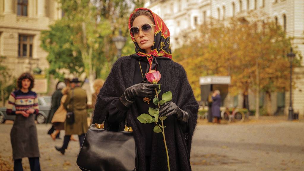 Angelina Jolie encarna as dores e alegrias do furacão Maria Callas