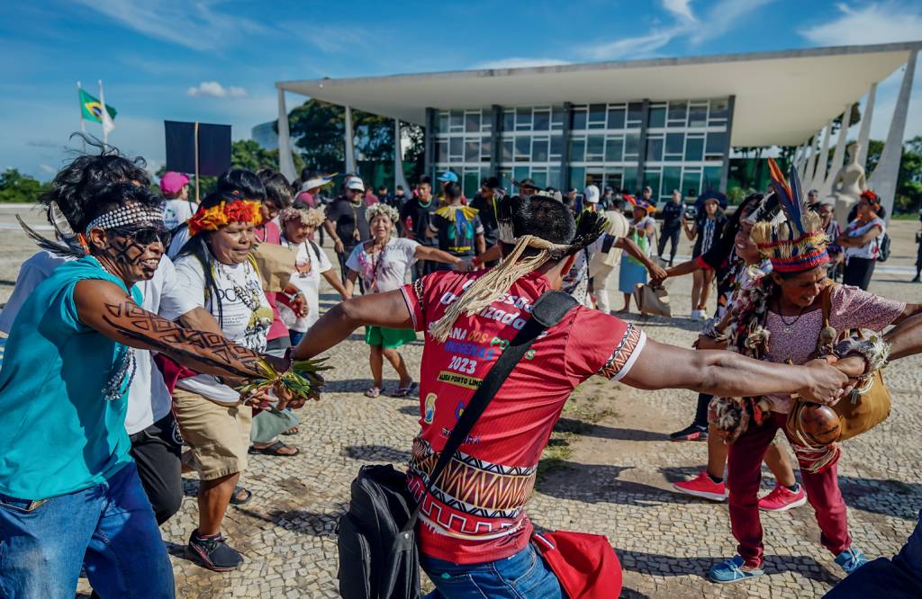 Na fronteira entre o Brasil e Peru, povos indígenas insistem em existir