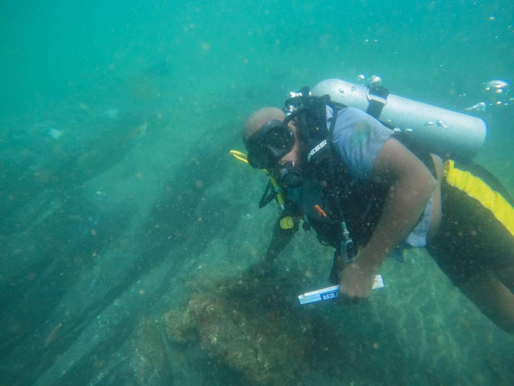 3—PESQUISADORES-c.jpg APRENDIZADO - Pescadores foram treinados em técnicas de mergulho: ajuda nas escavações submarinas