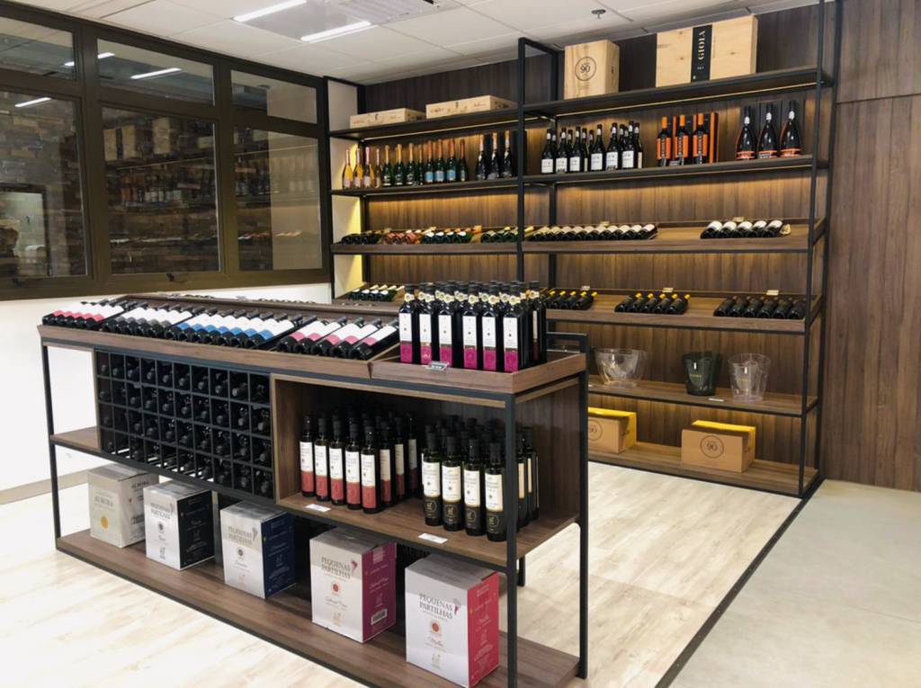 3—Vinicola_Aurora_Vale_dos_Vinhedos_6_dbaff819fc.jpeg O vasto portfólio de bebidas produzidas pela empresa: uma das maiores do setor no Brasil