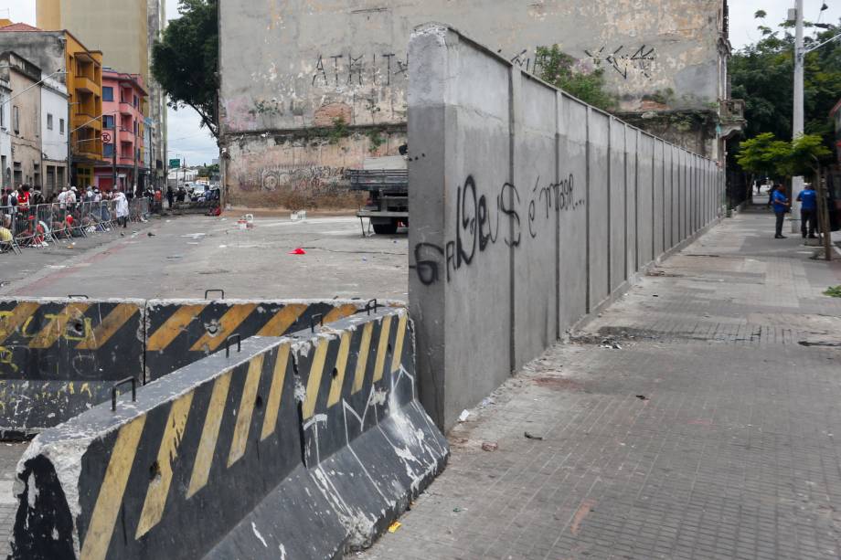 Muro de alvenaria construído pela prefeitura em maio de 2024