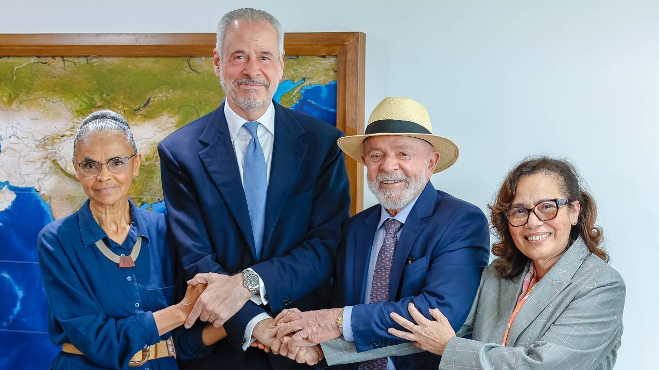 Da esquerda para a direita: A Ministra do Meio Ambiente e Mudança do Clima, Marina Silva, o presidente Lula, o embaixador André Corrêa e a Ministra das Relações Exteriores substituta, Maria Laura da Rocha