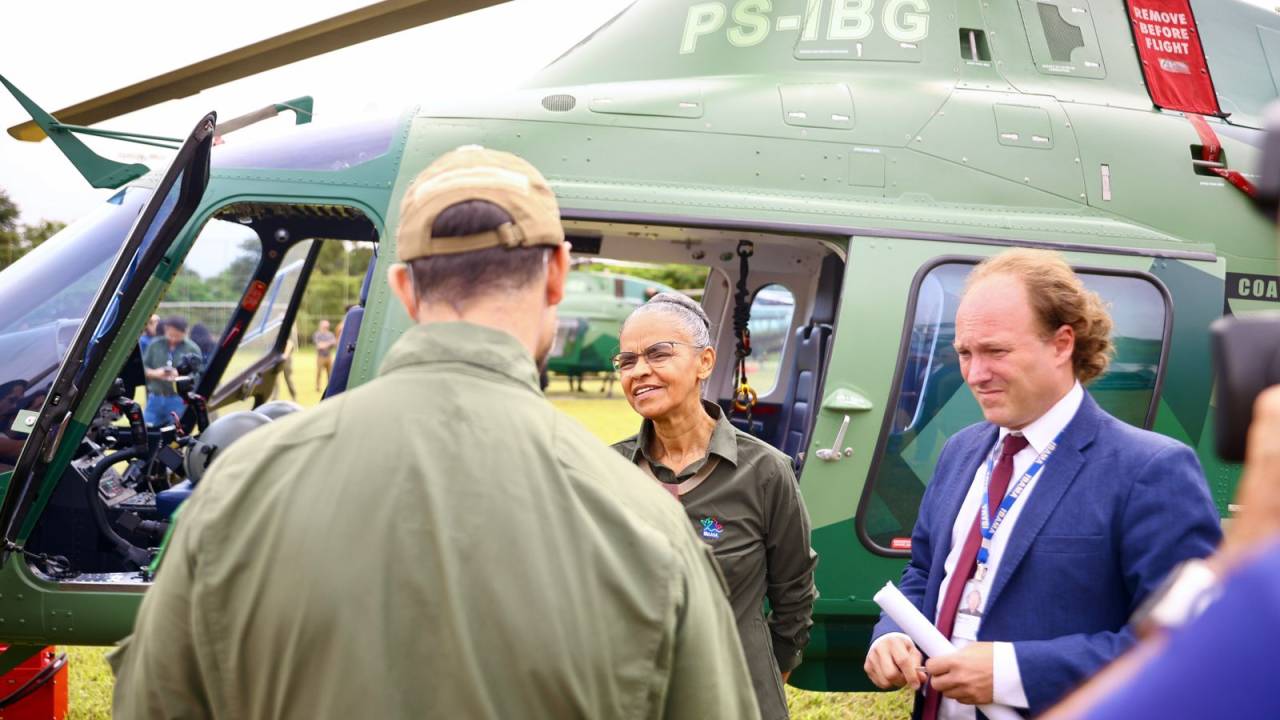 A ministra Marina Silva e o presidente do Ibama, Rodrigo Agostinho, recebem helicópteros na sede do instituto, em Brasília, nesta quinta-feira