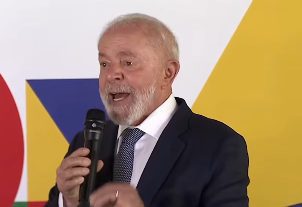 Pedido de impeachment de Lula agora tem 130 deputados