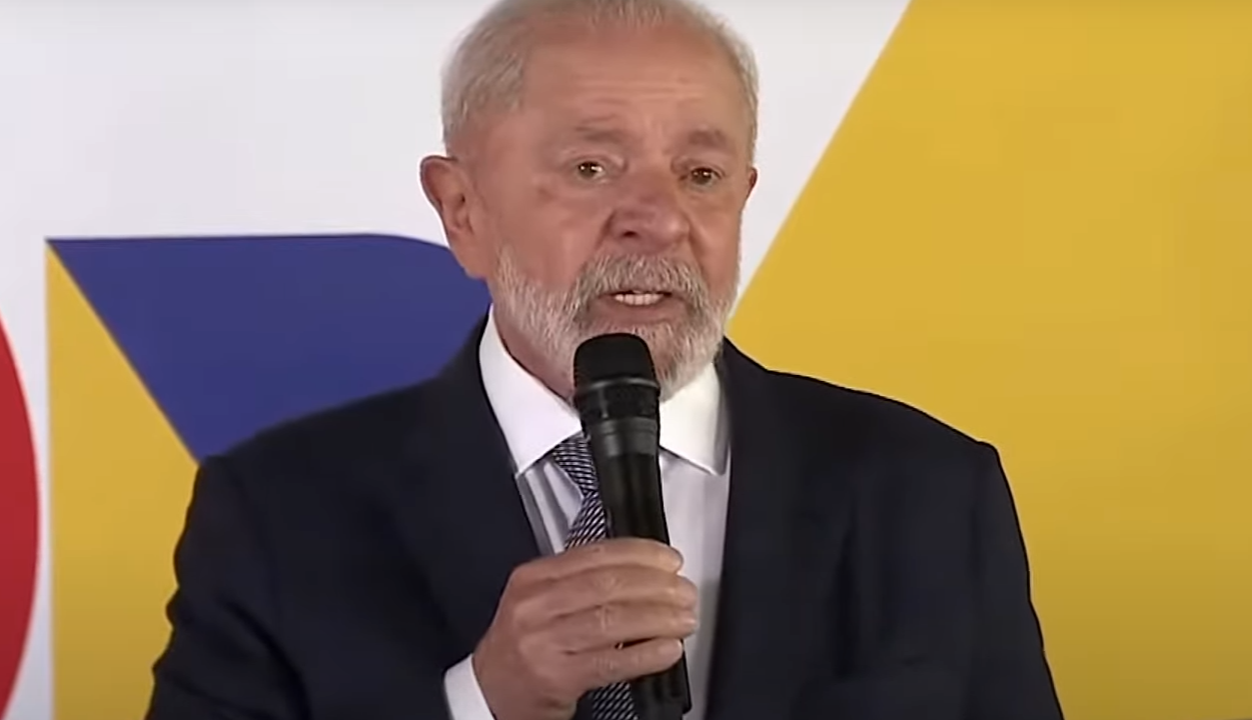 O presidente Luiz Inácio Lula da Silva fala durante reunião ministerial na Granja do Torto, em Brasília, nesta segunda-feira