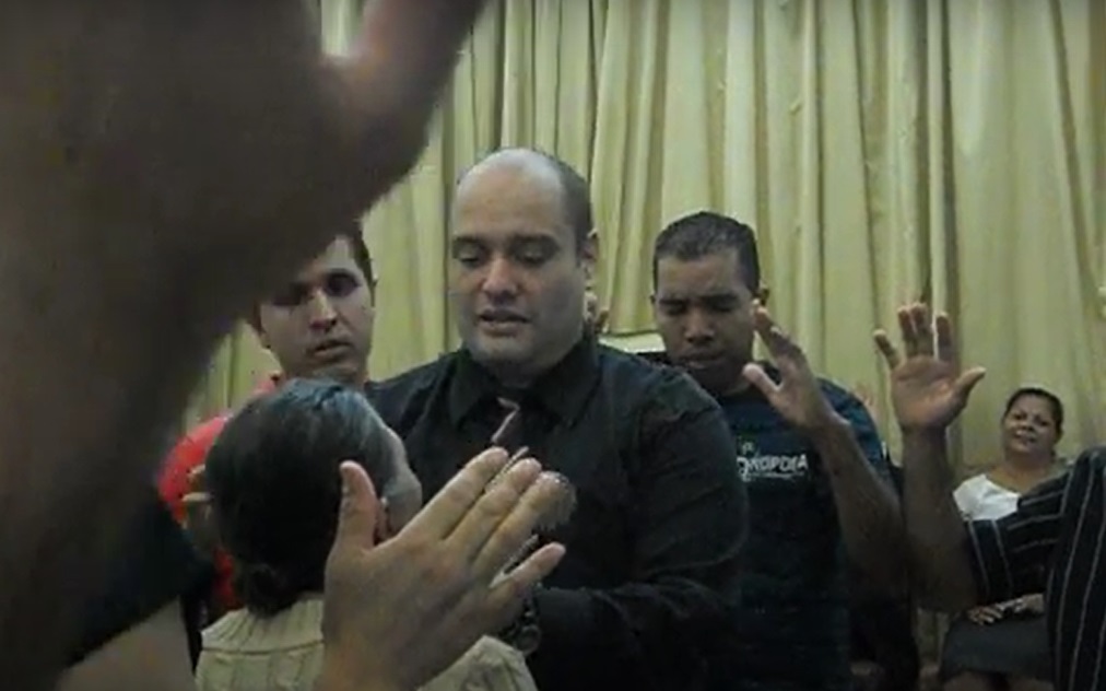 Pastor David Tonelli Mainarte, em um vídeo de suas curas em igrejas evangélicas