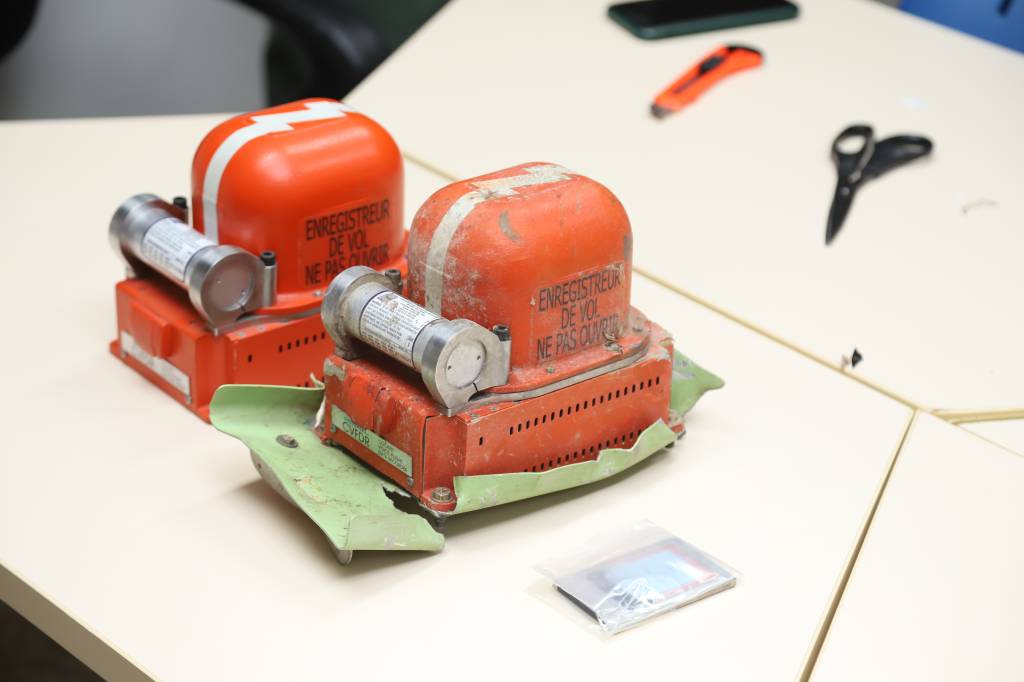 FAB extrai caixas-pretas de avião da Embraer que caiu no Cazaquistão