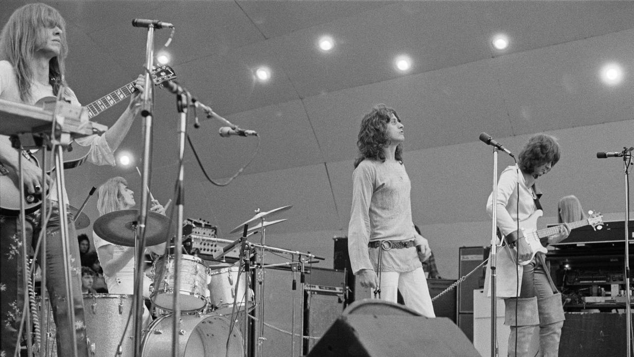 English progressive rock group Yes performing at a Crystal Palace Garden Party event, Crystal Palace Bowl, London, 2nd September 1972. Left to right: guitarist Steve Howe, drummer Alan White, singer Jon Anderson, bassist Chris Squire and keyboard player Rick Wakeman. (Photo by Michael Putland/Getty Images)