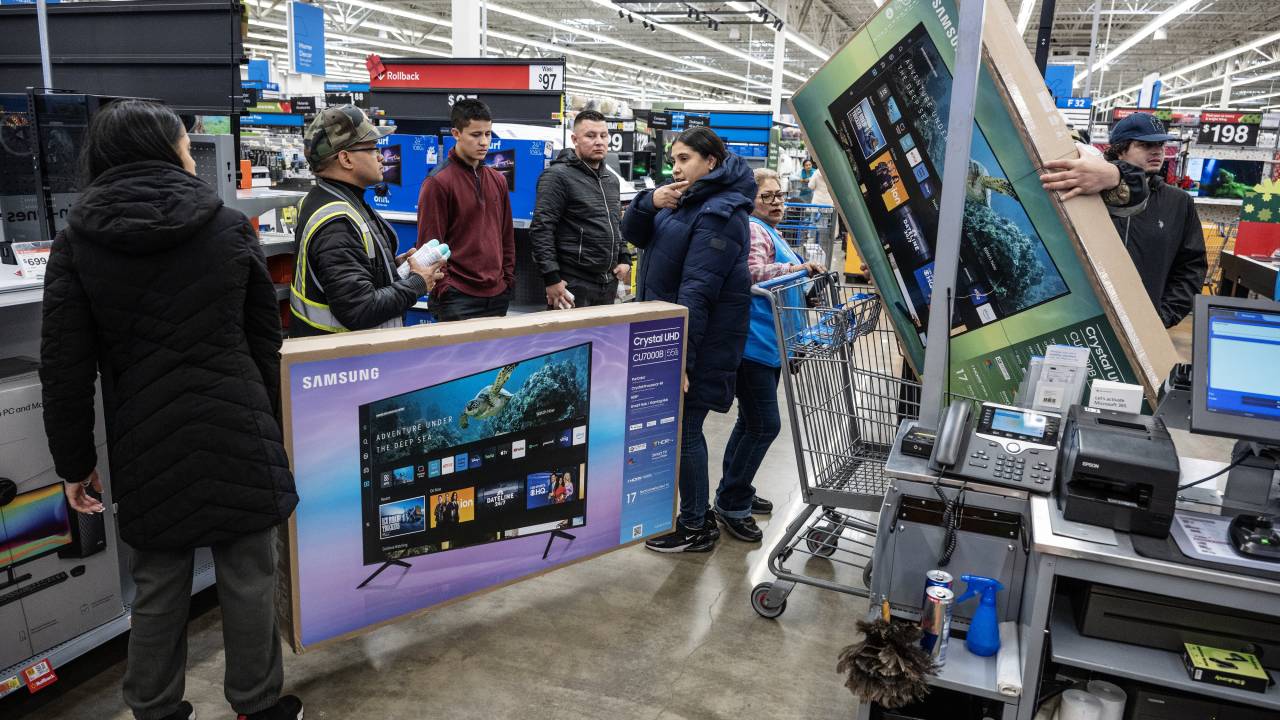 Consumidores em loja do Walmart em Nova Jersey, nos EUA