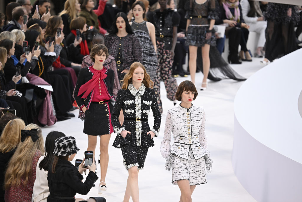 Volta ao passado, estreia e maximalismo: O que rolou na semana de alta-costura de Paris