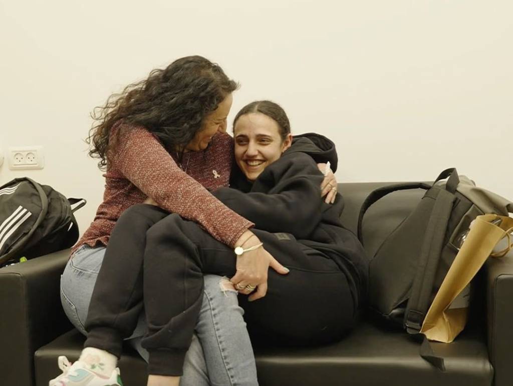Israel divulga fotos de reencontro de reféns com familiares. Roni Gonen (à direita) e sua mãe, Merav Leshem Gonen Israel divulga fotos de reencontro de reféns com familiares