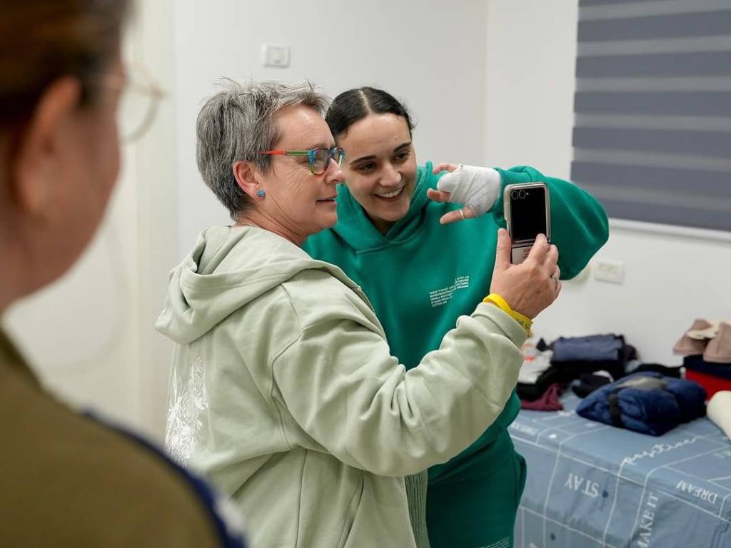 Israel divulga fotos de reencontro de reféns com familiares. Israel divulga fotos de reencontro de reféns com familiares. Emily Damari (à direita) e a mãe conversam com parentes por videochamada Israel divulga fotos de reencontro de reféns com familiares