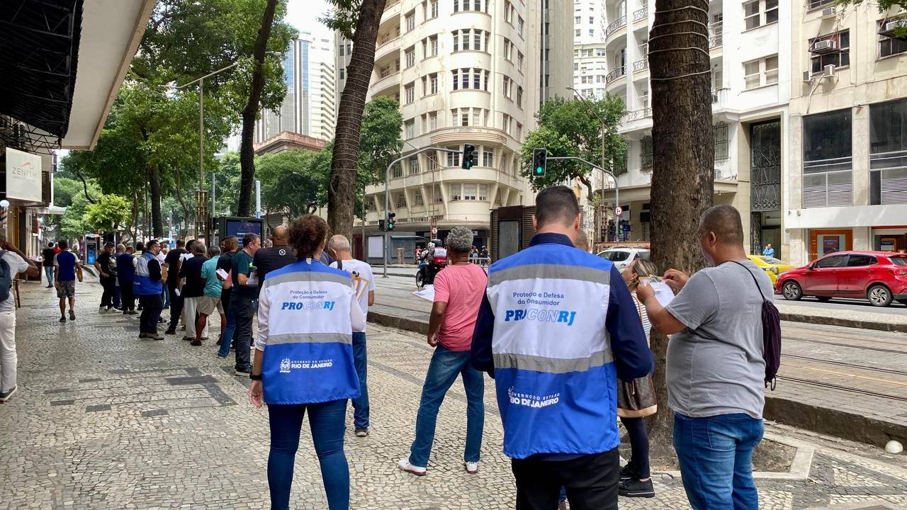 Técnicos do Procon-RJ ajudam consumidores na fila para mutirão de renegociação de dívidas