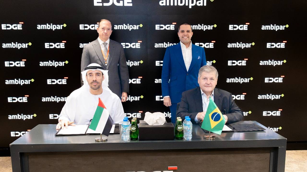Representantes da Ambipar e da EDGE assinam acordo em Abu Dhabi