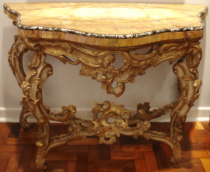 Imagem do WhatsApp de 2025-01-21 à(s) 18.31.40_4c760711 Credência: mesa de apoio lateral é um dos itens passando por restauro