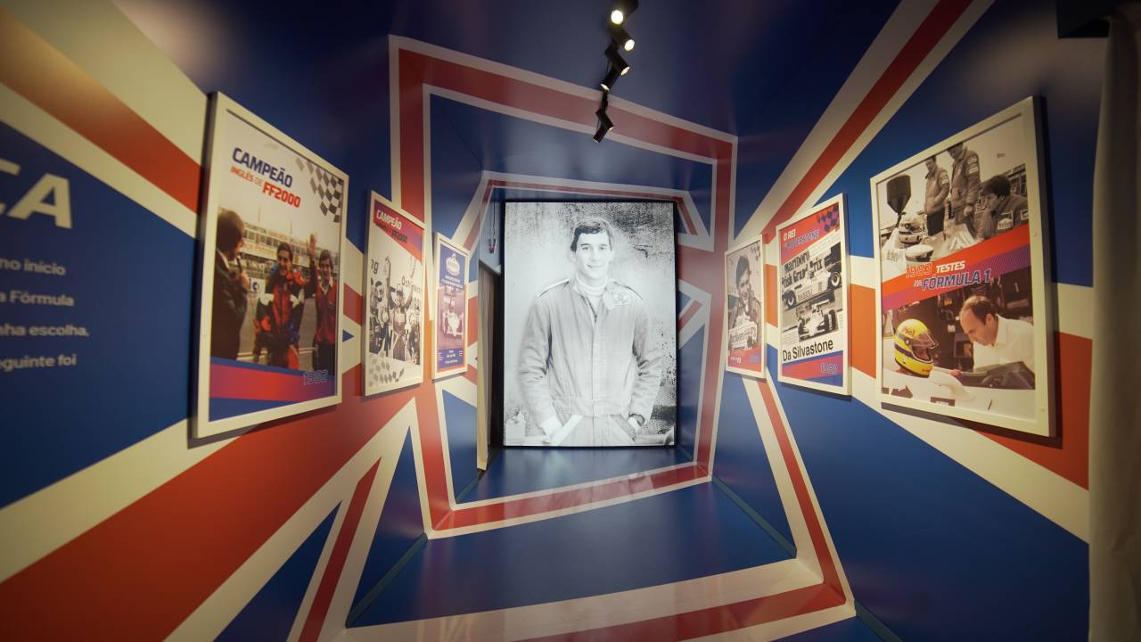 Foto do ambiente "Inglaterra: momento de escolha", que retrata a ida de Ayrton à Inglaterra para disputar a FF1600.