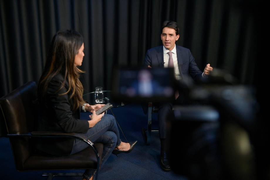 O ministro de Portos e Aeroportos, Silvio Costa Filho, durante entrevista à jornalista e apresentadora Marcela Rahal