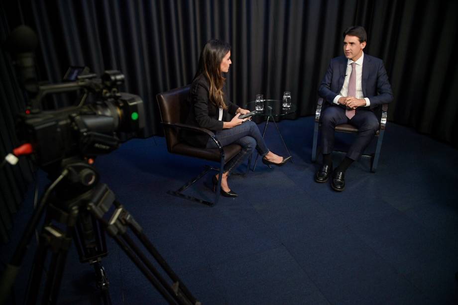 O ministro de Portos e Aeroportos, Silvio Costa Filho, durante entrevista à jornalista e apresentadora Marcela Rahal