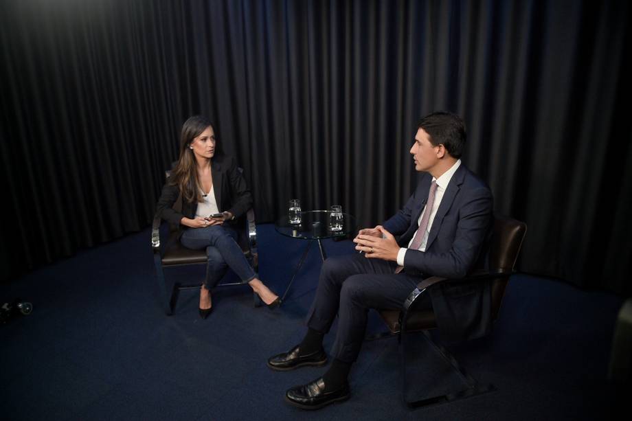 O ministro de Portos e Aeroportos, Silvio Costa Filho, durante entrevista à jornalista e apresentadora Marcela Rahal