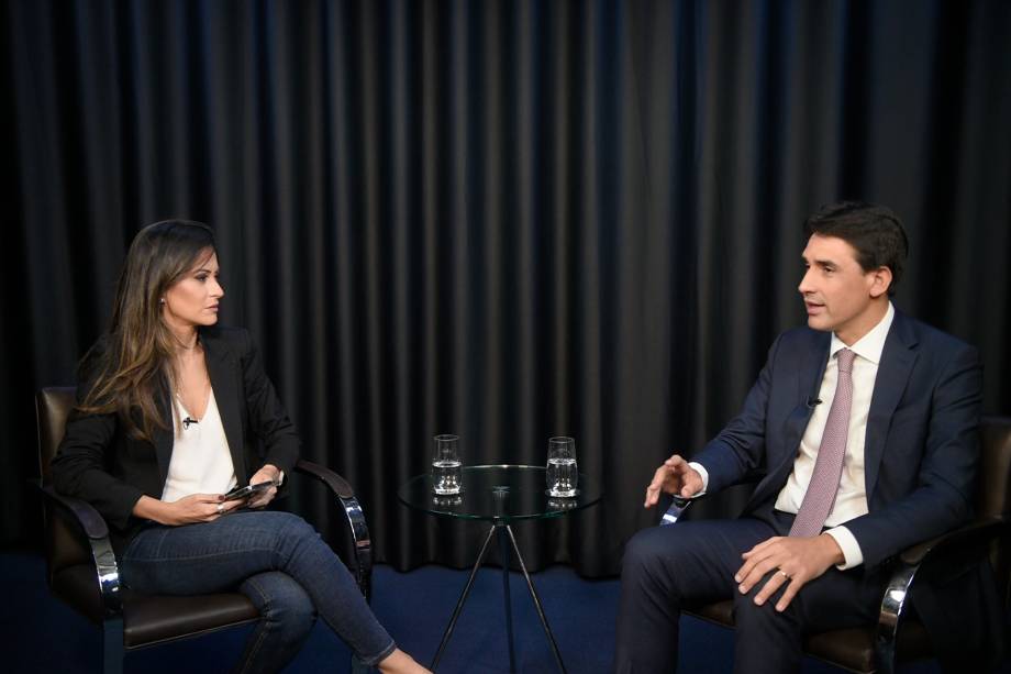O ministro de Portos e Aeroportos, Silvio Costa Filho, durante entrevista à jornalista e apresentadora Marcela Rahal