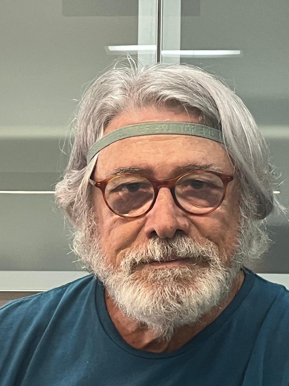 “Minha barba branca é o meu disfarce”, diz Sérgio Chapelin, que circula no Rio sem ser reconhecido