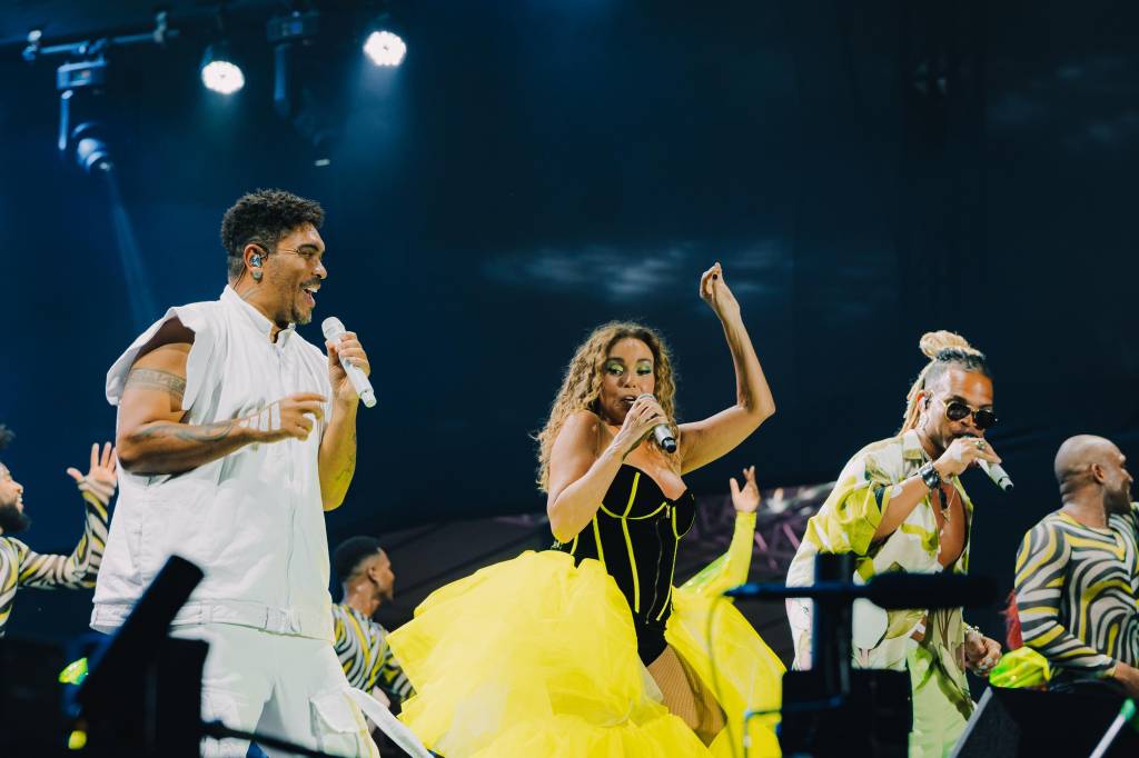 Em show, Daniela Mercury faz apelo a Trump: ‘A gente pede misericórdia’