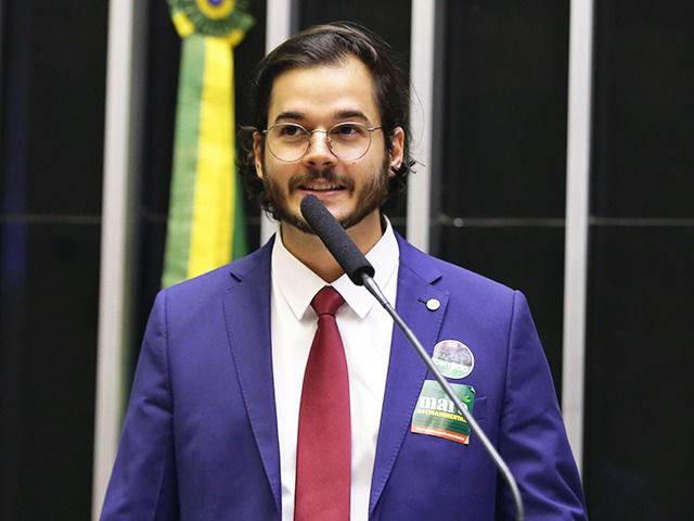 Brasileiros deportados foram tratados ‘como criminosos’, diz Túlio Gadelha